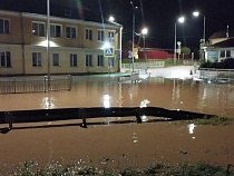 В Пятидорожном ночью затопило дорожную развязку (видео)