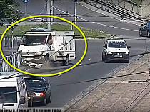 Фургон «Мерседес» снёс забор у второй эстакады в Калининграде (видео)