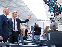 Беспрозванных встретили десятки роботов