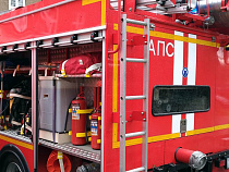 В Калининграде 9 пожарных тушили лоджию с замкнувшей зарядкой 