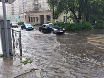 «Дайте весло»: автомобилисты выкладывают фото затопленных улиц Калининграда 