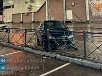 Женщина повторила трюк каскадёров на своём «Пежо» в Калининграде