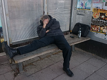 Рецидивист обобрал пьяного, проспавшего 4 часа на остановке в центре Калининграда