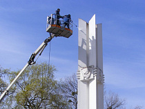 В Калининграде помыли памятный знак героям-комсомольцам, погибшим при штурме Кенигсберга