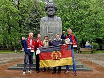Немка с флагом ГДР возложила цветы Карлу Марксу в Калининграде