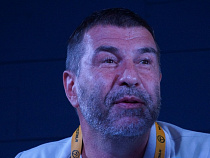 Евгению Гришковцу в Калининграде поиграли на органе