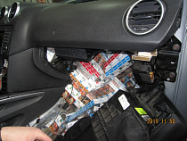 Тайник на колёсах: из Калининграда в Литву ехало авто, набитое 7 330 пачками сигарет