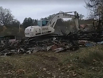 Экскаватор разрушил детский сад в Балтийске (видео)