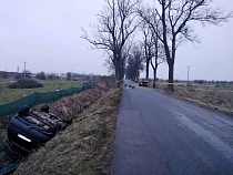 Под Гурьевском «Фольксваген» улетел в кювет после наезда на пешехода