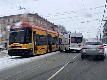 В Калининграде скорая подъехала к трамваю, чтобы эвакуировать бабушку