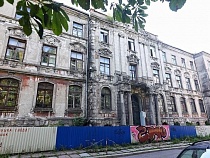 «Успели»: Алиханов показал ремонт красивого здания на Тюленина 