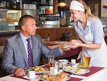 Россияне стали чаще оставлять чаевые в кафе и барах