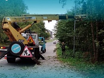 В Пионерском высоким людям помогли гулять по тротуару