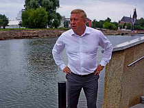 Мэр Калининграда дрался и нырял в Преголю в центре города 