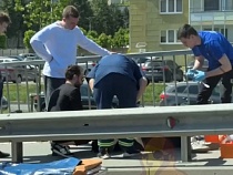 Мужчина на самокате распорол живот об отбойник моста на улице Гайдара
