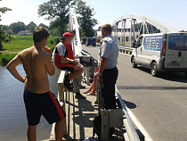 Школьники ныряли в реку с дорожного моста на трассе Калининград - Мамоново