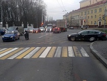 У БМВ отвалилось колесо при ДТП на Театральной