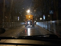 Автомобилисты: в Калининграде одну из дорог посыпали солью