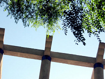 На улице Озерова со строительных лесов упал рабочий