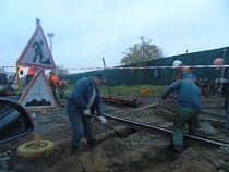 На калининградских железнодорожных переездах начали менять асфальт