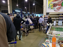 Калининградцы стоят с утра в 2-х часовых очередях на кассы