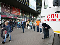 Новая волна «минирований» в Калининграде: людей эвакуируют из ТЦ (карта)