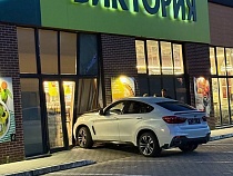 В Пионерском сын заехал на отцовском БМВ Х6 в «Викторию»