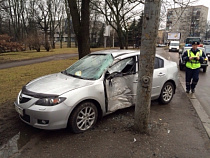В Калининграде автомобиль врезался в столб и выехал на тротуар