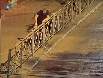 Грабитель сорвал цепочку с пьяной жертвы и спокойно ушел в ресторан (видео)