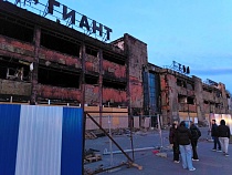 Огонь продолжает добивать ТЦ «Гиант» в Калининграде 