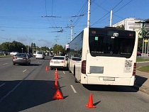 В Калининграде «Фольксваген» подставился под маршрутный автобус №40