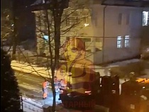 В Калининграде дорожники кидали асфальт в кашу с водой и снегом