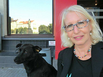 Немка влюбилась в бродячего пса из Советска и забрала его в Германию