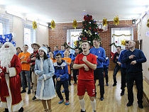 Ребят из школы-интерната №7 с Новым годом поздравили представители АНО «Дирекция Калининград 2018»