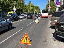 В автобусах за сутки уронили двух пассажирок среднего возраста