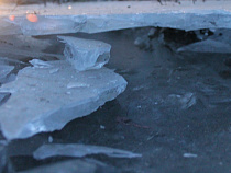 Лёд запер баржу в порту Эльблонг