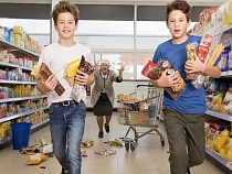 Подростки в Калининграде безнаказанно массами крали шоколад и чипсы