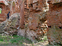 В замке Бальга началось разминирование и работы по консервации