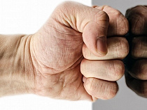 Агрессор избил семью и чуть не задавил одного из супругов на машине