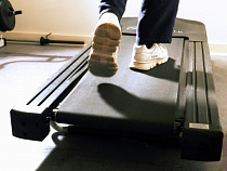 Женщина травмировала спину в тренажёрке и теперь требует 45 тыс. рублей  