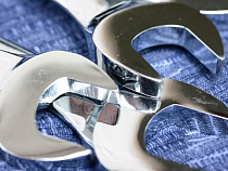 Суд взыскал с ООО «Лана-Автотрейд» 400 тысяч рублей в пользу пострадавшего на работе слесаря