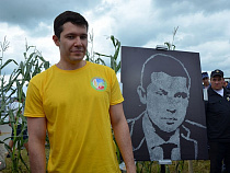 Калининградский губернатор покрыл свой портрет "серебряной" пудрой (фото)