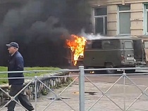 В центре Советска загорелся микроавтобус УАЗ