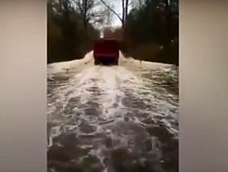 Одна из дорог в Черняховском районе превратилась в «бурную реку» (видео)