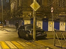 На Портовой «Мерседес» врезался в столб. Есть пострадавшая