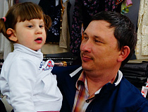 Кто помогает маленькой Яне?