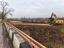 Под Нестеровом стали строить объезд стратегического моста