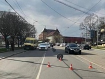 Водитель ехавшей по Черняховского маршрутки уронил девушку