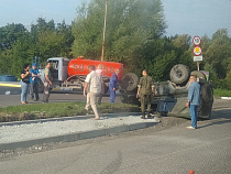 На проспекте Победы в Калининграде УАЗ «прилёг» на крышу (дополнено)