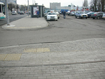 У Южного вокзала въезжающий на парковку автомобиль сбил мужчину